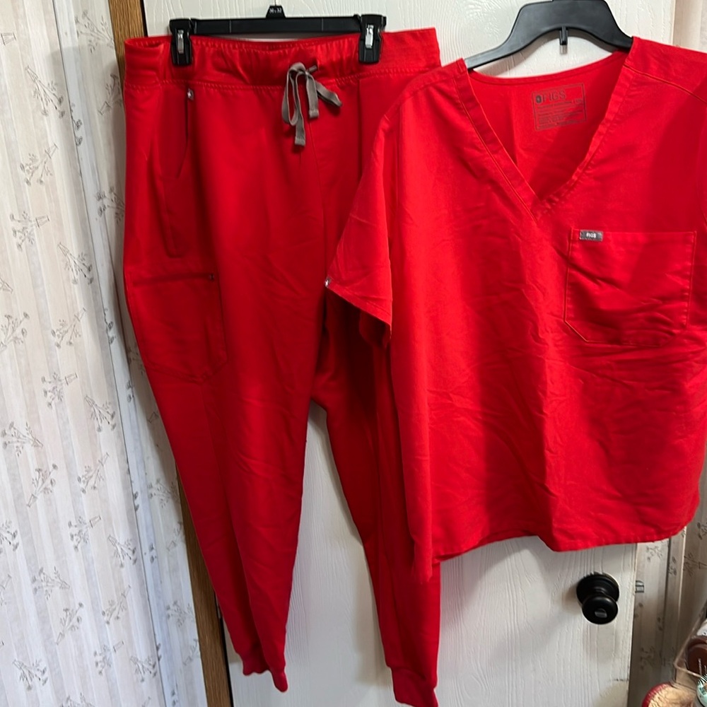 FIGS XXLTall Pop Red Zamora & Catarina Scrub Set